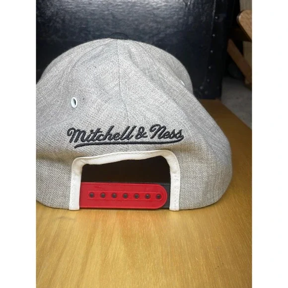 Mitchell & Ness Chicago Bulls Snapback Hat Gray Red Script NBA Adjustable Cap - Picture 3 of 4
